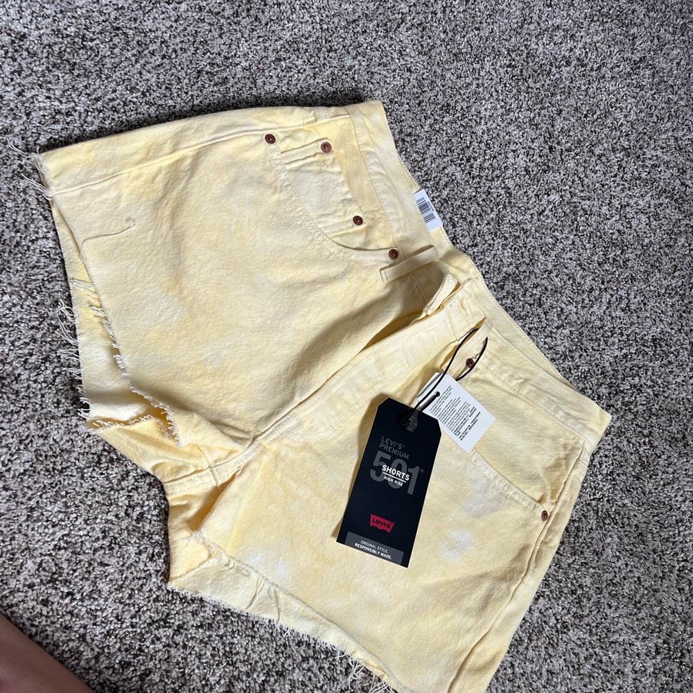 NWT Levis Shorts Size 31 Yellow